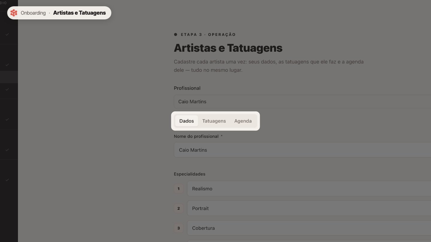 Em Artistas e Tatuagens, cadastre cada artista uma vez. Nas abas, ficam os dados dele, as tatuagens que ele faz e a agenda.